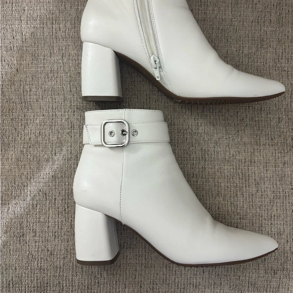 Vaneli Elegant Cream Ankle Boots
Size  7 1/2 NARROW 
Pls know these are narrow! - Picture 3 of 6